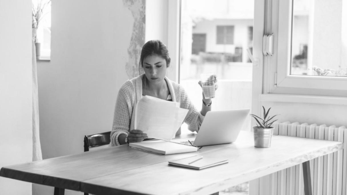 Étudiants travaillant sur un projet d'énergie renouvelable